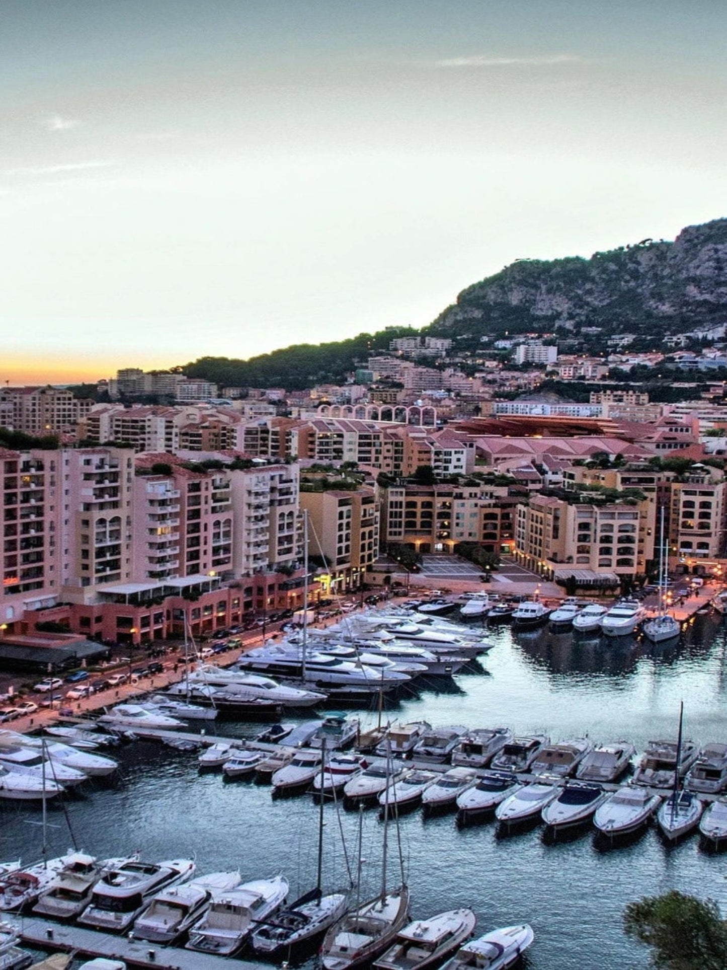 Bougie rechargeable et éthique rappelant le port de Saint-Tropez une journée d'été